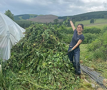 Juliette travaillant dans la ferme de permaculture Kirkurd Garden, en Ecosse 