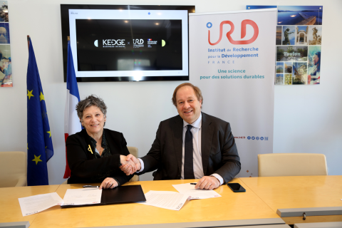 Valérie Verdier, PDG de l'IRD, et Alexandre de Navailles, DG de KEDGE, ont signé un accord-cadre le 20 février 2024