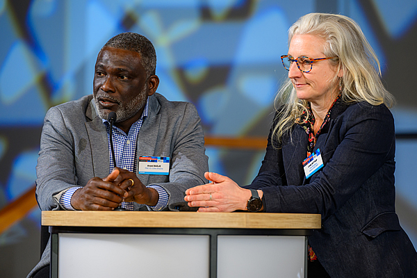 Pr Linda Wittkop et Dr Anani Badjé présentant le réseau STRIVE aux Journées Scientifiques 2025 de l'ANRS|MIE - © Sébastien Delarque