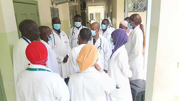 Le Pr Mamadou Sow (Principal Investigateur des projets du réseau STRIVE en Guinée) au centre, et son équipe, dans le Service des Maladies Infectieuses du CHU Donka de Conakry en Guinée, un des sites investigateurs du réseau STRIVE - © Kallas Tonguino
