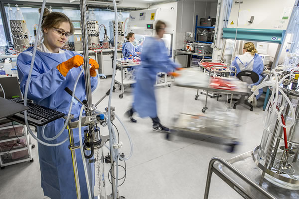 laboratoire des bioprocédés de Généthon. crédits : AFM/Christophe Hargoues