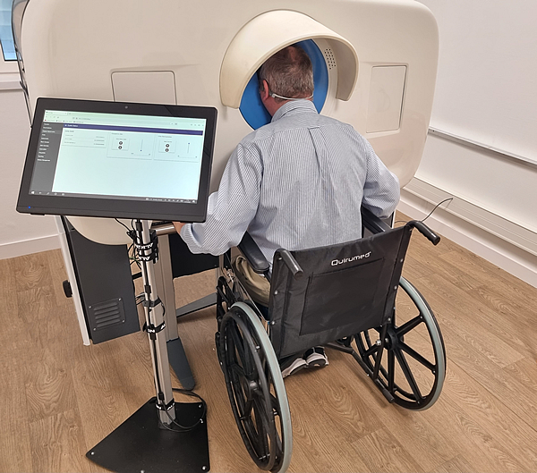 La station automatisée Eyelib™ est accessible aux personnes de tous gabarits et s’adapte aux fauteuils roulants