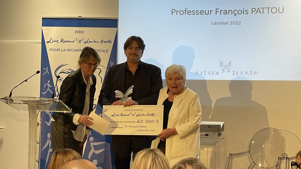 Madame Claude CHIRAC et Madame Line RENAUD lors de la remise du Prix de Fonds de dotation Line Renaud – Loulou Gasté au Professeur François PATTOU et son équipe lilloise EGID 