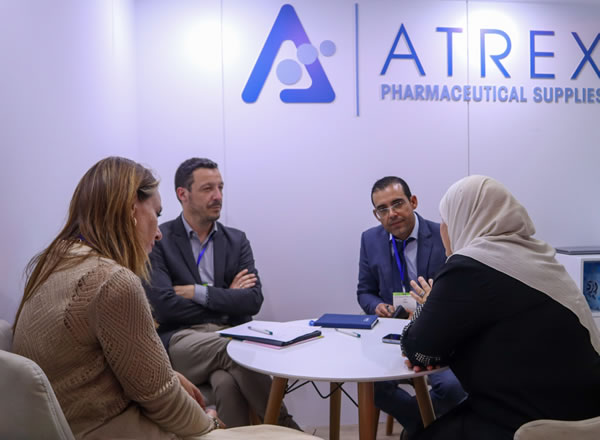 Rencontres et échanges dans l’espace d’exposition du salon MAGHREB PHARMA Expo 2025